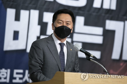 김기현 전 국민의힘 원내대표가 지난달 14일 오전 국회도서관 대강당에서 열린 '메타버스는 어떻게 우리의 삶을 바꾸는가' 정책토론회에서 축사하고 있다. <연합뉴스>